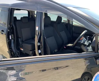 Benzine motor van 1,5L van Toyota Sienta 2019 te huur in Larnaca.