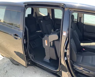 Interieur van Toyota Sienta te huur in Cyprus. Een geweldige auto met 7 zitplaatsen en een Automatisch transmissie.