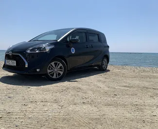 Vooraanzicht van een huurauto Toyota Sienta in Larnaca, Cyprus ✓ Auto #6804. ✓ Transmissie Automatisch TM ✓ 0 beoordelingen.