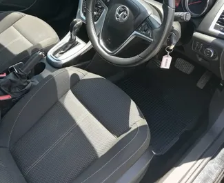 Interieur van Vauxhall Astra te huur in Cyprus. Een geweldige auto met 5 zitplaatsen en een Automatisch transmissie.