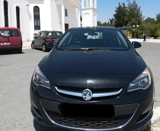 Vooraanzicht van een huurauto Vauxhall Astra in Larnaca, Cyprus ✓ Auto #6811. ✓ Transmissie Automatisch TM ✓ 0 beoordelingen.