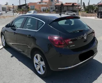 Vauxhall Astra 2013 beschikbaar voor verhuur in Larnaca, met een kilometerlimiet van onbeperkt.