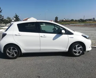 Autohuur Toyota Yaris #6810 Automatisch in Larnaca, uitgerust met 1,3L motor ➤ Van Maxim in Cyprus.