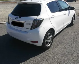 Autohuur Toyota Yaris 2015 in in Cyprus, met Hybride brandstof en 120 pk ➤ Vanaf 23 EUR per dag.