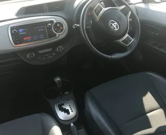 Hybride motor van 1,3L van Toyota Yaris 2015 te huur in Larnaca.