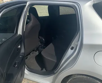 Interieur van Toyota Vitz te huur in Cyprus. Een geweldige auto met 5 zitplaatsen en een Automatisch transmissie.