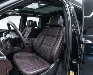 Verhuur Cadillac Escalade. Premium, Luxe, SUV Auto te huur in de VAE ✓ Borg van Borg van 5000 AED ✓ Verzekeringsmogelijkheden TPL, CDW.