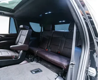 Interieur van Cadillac Escalade te huur in de VAE. Een geweldige auto met 7 zitplaatsen en een Automatisch transmissie.