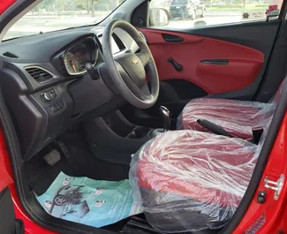 Interieur van Chevrolet Spark te huur in de VAE. Een geweldige auto met 5 zitplaatsen en een Automatisch transmissie.