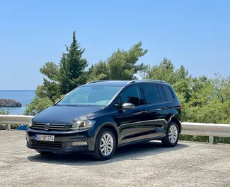 Vooraanzicht van een huurauto Volkswagen Touran in Budva, Montenegro ✓ Auto #6778. ✓ Transmissie Automatisch TM ✓ 0 beoordelingen.