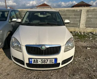 Vooraanzicht van een huurauto Skoda Fabia op de luchthaven van Tirana, Albanië ✓ Auto #7002. ✓ Transmissie Handmatig TM ✓ 2 beoordelingen.