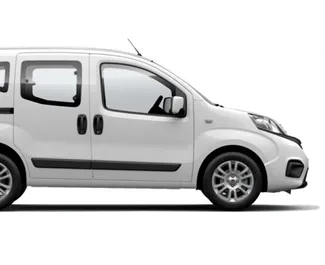 Vooraanzicht van een huurauto Fiat Fiorino op de luchthaven van Antalya, Turkije ✓ Auto #6756. ✓ Transmissie Handmatig TM ✓ 0 beoordelingen.