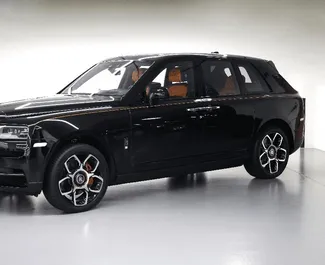 Vooraanzicht van een huurauto Rolls-Royce Cullinan in Dubai, Verenigde Arabische Emiraten ✓ Auto #6763. ✓ Transmissie Automatisch TM ✓ 0 beoordelingen.