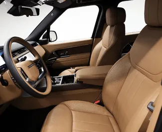 Interieur van Land Rover Range Rover te huur in de VAE. Een geweldige auto met 5 zitplaatsen en een Automatisch transmissie.