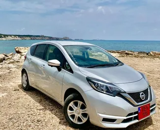 Vooraanzicht van een huurauto Nissan Note Medalist in Limassol, Cyprus ✓ Auto #6392. ✓ Transmissie Automatisch TM ✓ 0 beoordelingen.