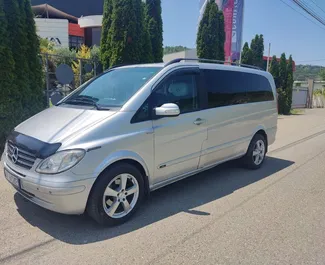 Vooraanzicht van een huurauto Mercedes-Benz Viano in Tirana, Albanië ✓ Auto #6615. ✓ Transmissie Automatisch TM ✓ 3 beoordelingen.