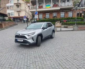 Vooraanzicht van een huurauto Toyota Rav4 in Tbilisi, Georgië ✓ Auto #6791. ✓ Transmissie Automatisch TM ✓ 1 beoordelingen.