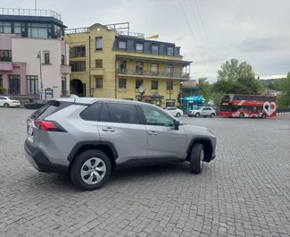 Toyota Rav4 2022 beschikbaar voor verhuur in Tbilisi, met een kilometerlimiet van onbeperkt.