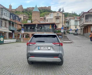 Interieur van Toyota Rav4 te huur in Georgië. Een geweldige auto met 5 zitplaatsen en een Automatisch transmissie.