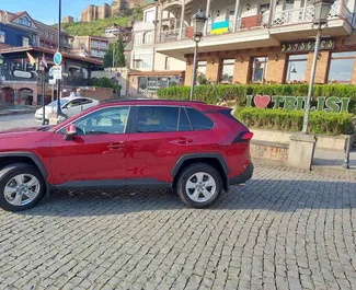 Vooraanzicht van een huurauto Toyota Rav4 in Tbilisi, Georgië ✓ Auto #6792. ✓ Transmissie Automatisch TM ✓ 0 beoordelingen.