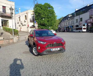 Benzine motor van L van Toyota Rav4 2022 te huur in Tbilisi.