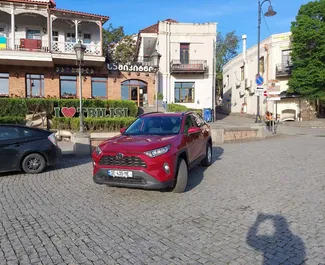 Toyota Rav4 2022 beschikbaar voor verhuur in Tbilisi, met een kilometerlimiet van onbeperkt.