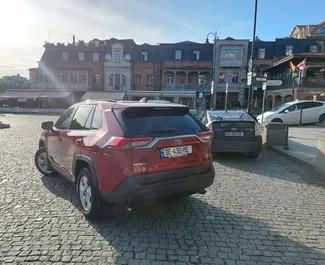 Interieur van Toyota Rav4 te huur in Georgië. Een geweldige auto met 5 zitplaatsen en een Automatisch transmissie.