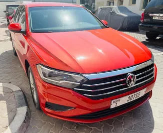 Autohuur Volkswagen Jetta 2019 in in de VAE, met Benzine brandstof en 140 pk ➤ Vanaf 95 AED per dag.