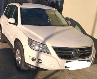 Vooraanzicht van een huurauto Volkswagen Tiguan in Durrës, Albanië ✓ Auto #7164. ✓ Transmissie Handmatig TM ✓ 0 beoordelingen.