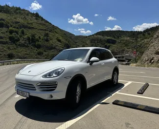 Autohuur Porsche Cayenne 2013 in in Georgië, met Diesel brandstof en 262 pk ➤ Vanaf 320 GEL per dag.