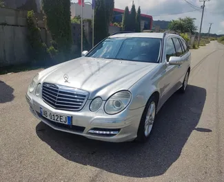 Vooraanzicht van een huurauto Mercedes-Benz E-Class in Tirana, Albanië ✓ Auto #7063. ✓ Transmissie Automatisch TM ✓ 0 beoordelingen.