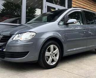 Vooraanzicht van een huurauto Volkswagen Touran in Tirana, Albanië ✓ Auto #7047. ✓ Transmissie Automatisch TM ✓ 1 beoordelingen.