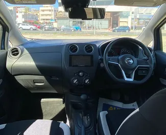 Interieur van Nissan Note te huur in Cyprus. Een geweldige auto met 5 zitplaatsen en een Automatisch transmissie.