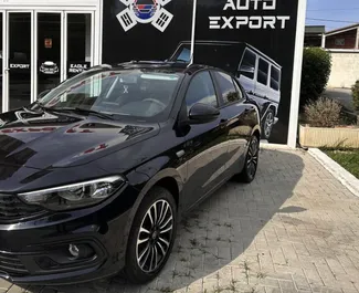 Vooraanzicht van een huurauto Fiat Tipo Sedan op de luchthaven van Tirana, Albanië ✓ Auto #7054. ✓ Transmissie Automatisch TM ✓ 1 beoordelingen.