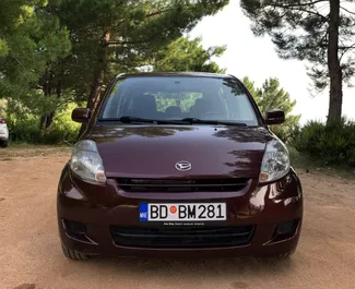 Vooraanzicht van een huurauto Daihatsu Sirion in Budva, Montenegro ✓ Auto #6584. ✓ Transmissie Automatisch TM ✓ 0 beoordelingen.