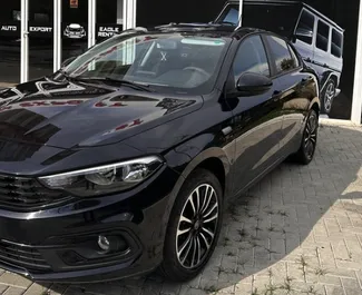 Vooraanzicht van een huurauto Fiat Tipo Sedan op de luchthaven van Tirana, Albanië ✓ Auto #7056. ✓ Transmissie Automatisch TM ✓ 1 beoordelingen.