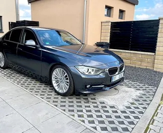 Vooraanzicht van een huurauto BMW 320d Praag, Tsjechië ✓ Auto #391. ✓ Transmissie Automatisch TM ✓ 0 beoordelingen.