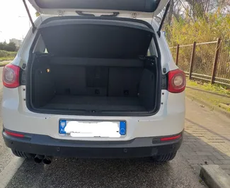 Interieur van Volkswagen Tiguan te huur in Albanië. Een geweldige auto met 5 zitplaatsen en een Handmatig transmissie.