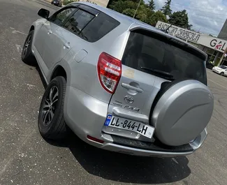 Interieur van Toyota Rav4 te huur in Georgië. Een geweldige auto met 5 zitplaatsen en een Automatisch transmissie.