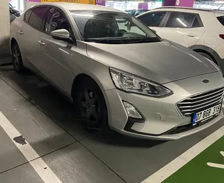 Vooraanzicht van een huurauto Ford Focus op de luchthaven van Antalya, Turkije ✓ Auto #7060. ✓ Transmissie Automatisch TM ✓ 0 beoordelingen.