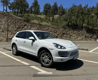 Vooraanzicht van een huurauto Porsche Cayenne in Tbilisi, Georgië ✓ Auto #6543. ✓ Transmissie Automatisch TM ✓ 0 beoordelingen.