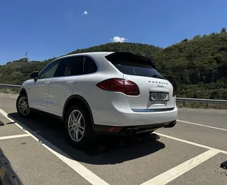 Diesel motor van 3,0L van Porsche Cayenne 2013 te huur in Tbilisi.