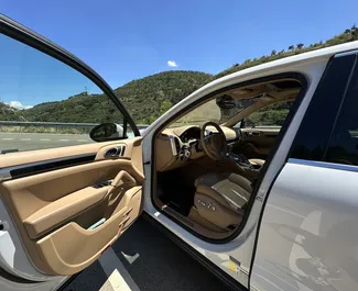 Interieur van Porsche Cayenne te huur in Georgië. Een geweldige auto met 5 zitplaatsen en een Automatisch transmissie.