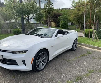 Vooraanzicht van een huurauto Chevrolet Camaro Cabrio in Tbilisi, Georgië ✓ Auto #7142. ✓ Transmissie Automatisch TM ✓ 0 beoordelingen.