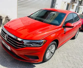 Volkswagen Jetta 2019 beschikbaar voor verhuur in Dubai, met een kilometerlimiet van 200 km/dag.