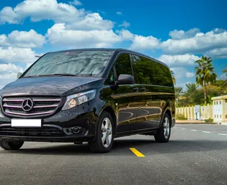 Vooraanzicht van een huurauto Mercedes-Benz Vito in Dubai, Verenigde Arabische Emiraten ✓ Auto #7092. ✓ Transmissie Automatisch TM ✓ 0 beoordelingen.