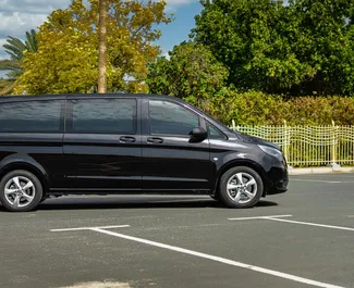 Benzine motor van 2,5L van Mercedes-Benz Vito 2019 te huur in Dubai.