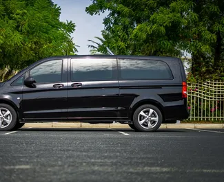 Mercedes-Benz Vito 2019 beschikbaar voor verhuur in Dubai, met een kilometerlimiet van 200 km/dag.