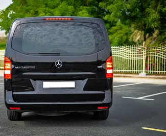 Interieur van Mercedes-Benz Vito te huur in de VAE. Een geweldige auto met 8 zitplaatsen en een Automatisch transmissie.