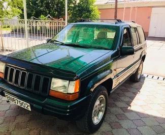 Vooraanzicht van een huurauto Jeep Grand Cherokee in Osj, Kirgizië ✓ Auto #7074. ✓ Transmissie Automatisch TM ✓ 0 beoordelingen.